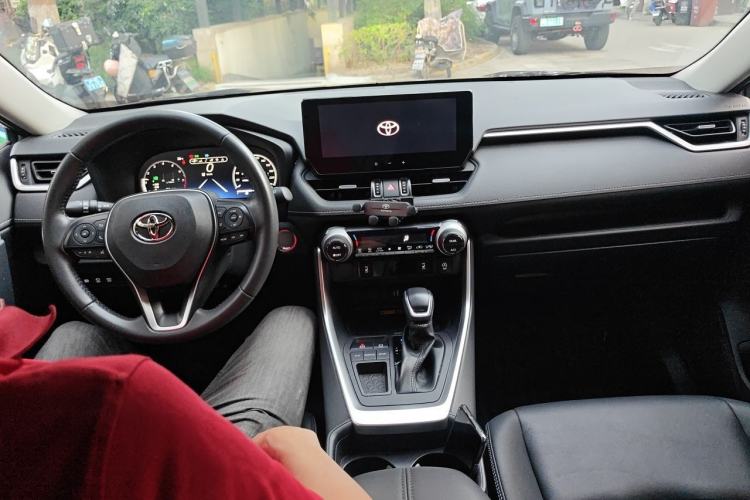 Used Toyota RAV4 2023 2.0L CVT Two-Wheel Drive Fashion Plus Edition Center Console