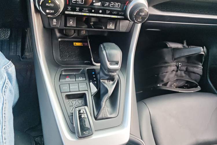 Used Toyota RAV4 2023 Dual-Engine 2.5L E-CVT Two-Wheel Drive Elite Plus Edition Gear Lever
