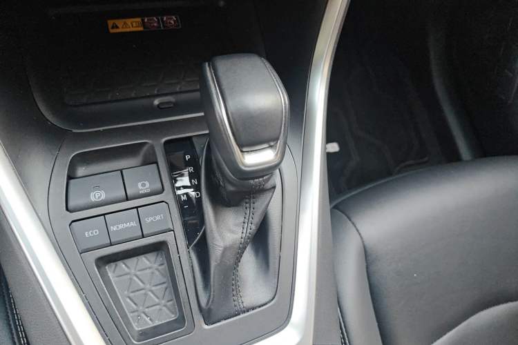 Used Toyota RAV4 2023 2.0L CVT Two-Wheel Drive Fashion Plus Edition Gear Lever