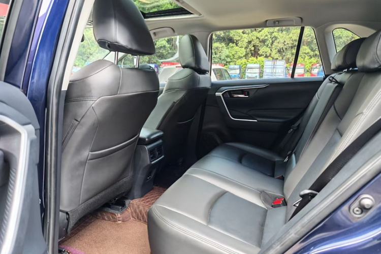 Used Toyota RAV4 2023 2.0L CVT Two-Wheel Drive Fashion Edition Interior 2