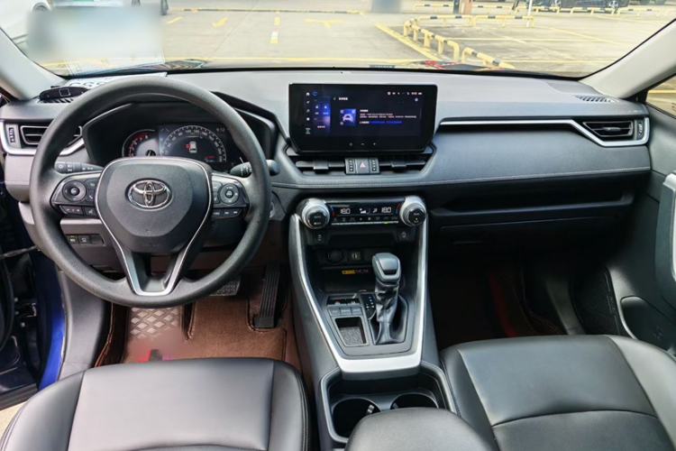 Used Toyota RAV4 2023 2.0L CVT Two-Wheel Drive Fashion Edition Interior 3