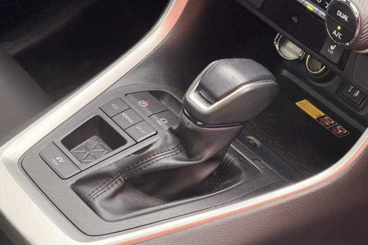 Used Toyota RAV4 2023 Dual-Engine 2.5L E-CVT Two-Wheel Drive Elite Plus Edition Interior 8