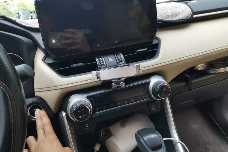 Used Toyota RAV4 2023 2.0L CVT Two-Wheel Drive Fashion Edition Audio And AC Panel