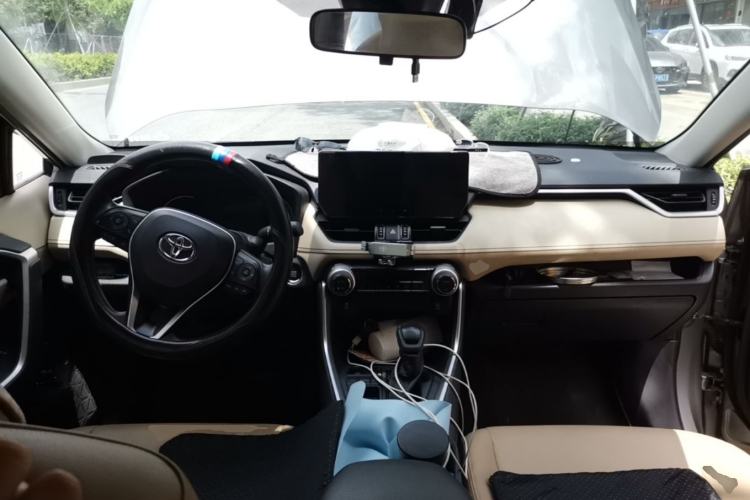 Used Toyota RAV4 2023 2.0L CVT Two-Wheel Drive Fashion Edition Center Console
