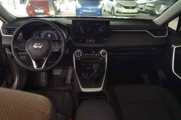 Used Toyota RAV4 2023 2.0L CVT Two-Wheel Drive Fashion Edition Interior 2