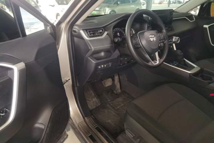 Used Toyota RAV4 2023 2.0L CVT Two-Wheel Drive Fashion Edition Interior 3