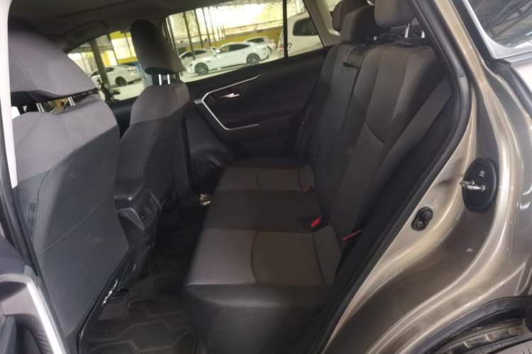 Used Toyota RAV4 2023 2.0L CVT Two-Wheel Drive Fashion Edition Interior 4