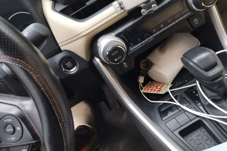 Used Toyota RAV4 2023 2.0L CVT Two-Wheel Drive Fashion Edition Vehicle Key