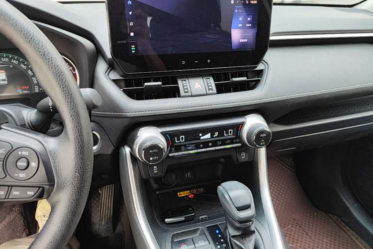 Used Toyota RAV4 2023 2.0L CVT Two-Wheel Drive Fashion Edition Audio And AC Panel