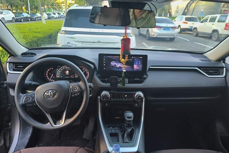 Used Toyota RAV4 2023 2.0L CVT Two-Wheel Drive Fashion Edition Center Console