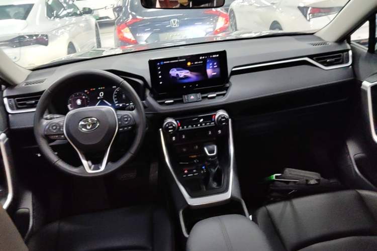 Used Toyota RAV4 2023 2.0L CVT Two-Wheel Drive Fashion Plus Edition Center Console
