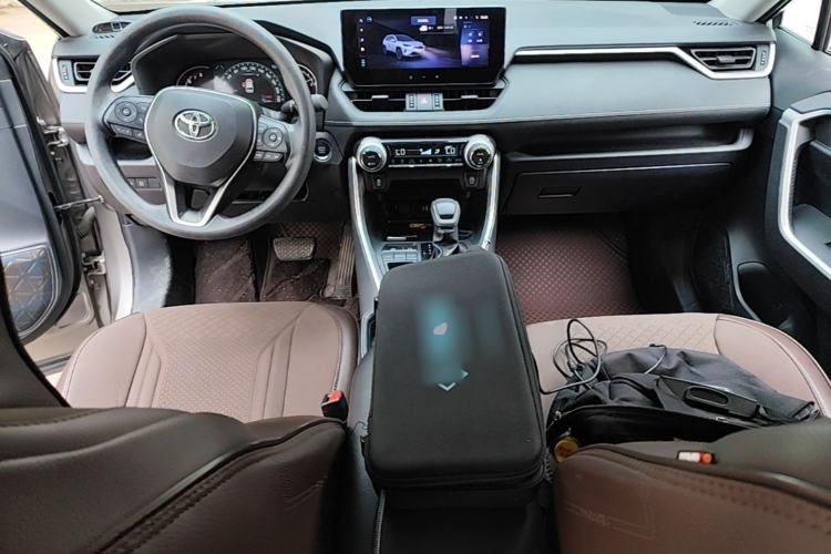 Used Toyota RAV4 2023 2.0L CVT Two-Wheel Drive Fashion Edition Center Console