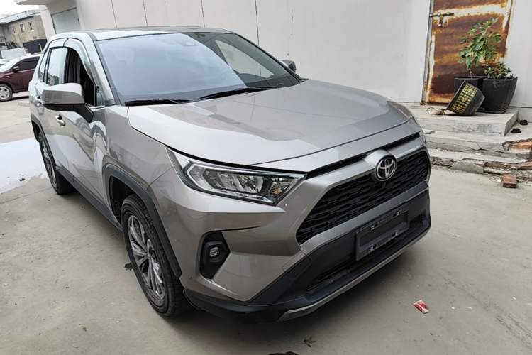 Used Toyota RAV4 2023 2.0L CVT Two-Wheel Drive Fashion Edition Front Right 45 Deg