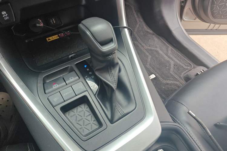 Used Toyota RAV4 2023 2.0L CVT Two-Wheel Drive Fashion Edition Gear Lever