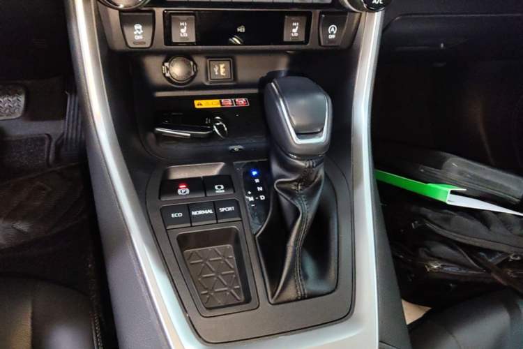 Used Toyota RAV4 2023 2.0L CVT Two-Wheel Drive Fashion Plus Edition Gear Lever