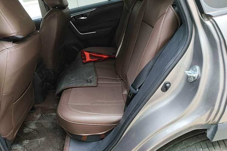 Used Toyota RAV4 2023 2.0L CVT Two-Wheel Drive Fashion Edition Left Rear Seat