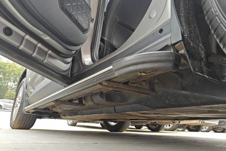 Used Toyota RAV4 2023 2.0L CVT Two-Wheel Drive Urban Edition Left Side Sill
