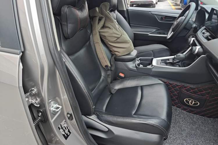 Used Toyota RAV4 2023 2.0L CVT Two-Wheel Drive Urban Edition Right Front Seat