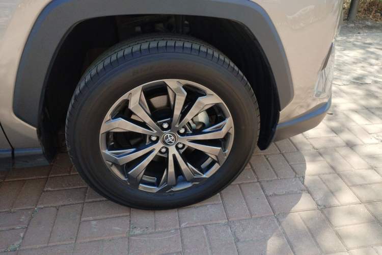 Used Toyota RAV4 2023 2.0L CVT Two-Wheel Drive Fashion Plus Edition Right Front Wheel Hub