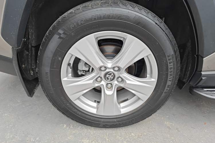 Used Toyota RAV4 2023 2.0L CVT Two-Wheel Drive Urban Edition Right Rear Wheel Hub
