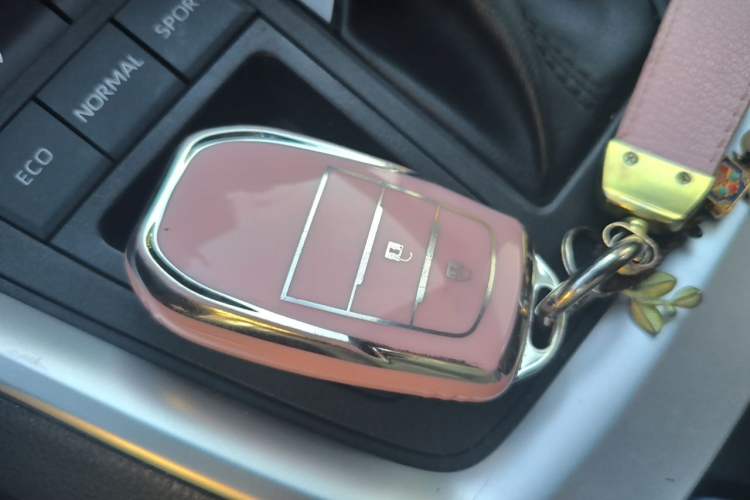 Used Toyota RAV4 2023 2.0L CVT Two-Wheel Drive Fashion Edition Vehicle Key
