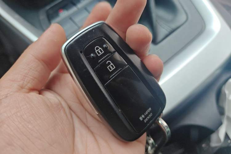 Used Toyota RAV4 2023 2.0L CVT Two-Wheel Drive Fashion Edition Vehicle Key