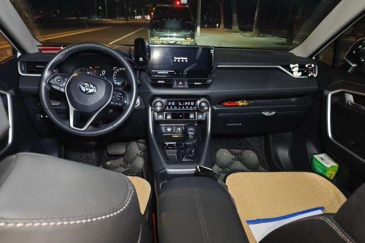 Used Toyota RAV4 2023 2.0L CVT Two-Wheel Drive Fashion Plus Edition Center Console