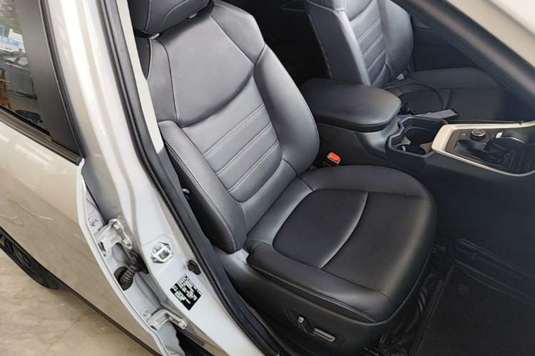Used Toyota RAV4 2023 Dual-Engine 2.5L E-CVT Four-Wheel Drive Elite Plus Edition Right Front Seat