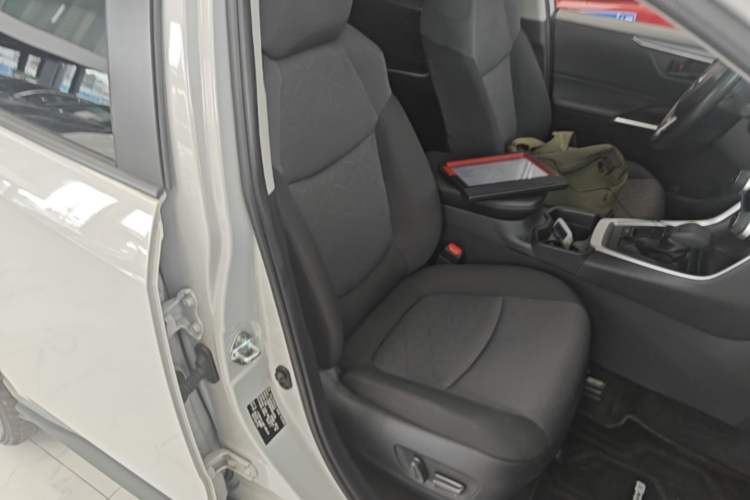 Used Toyota RAV4 2023 Dual-Motor 2.5L E-CVT Two-Wheel Drive Elite Edition Right Front Seat