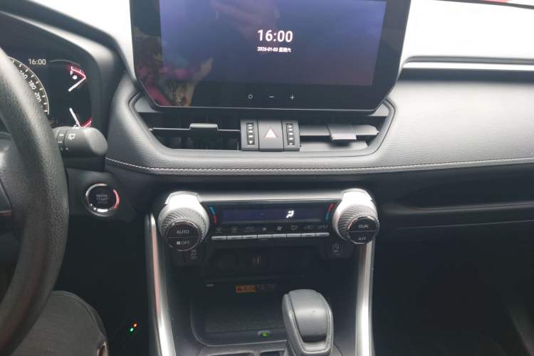 Used Toyota RAV4 2023 2.0L CVT Two-Wheel Drive Fashion Edition Audio And AC Panel