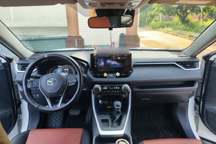 Used Toyota RAV4 2023 2.0L CVT Two-Wheel Drive Fashion Edition Center Console
