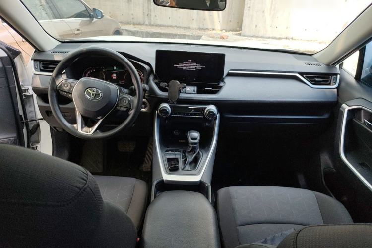 Used Toyota RAV4 2023 2.0L CVT Two-Wheel Drive Fashion Edition Center Console