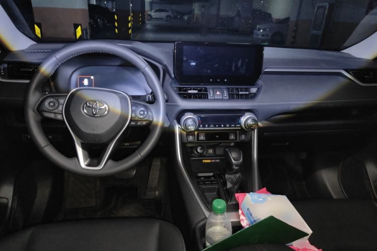 Used Toyota RAV4 2023 2.0L CVT Two-Wheel Drive Fashion Plus Edition Center Console