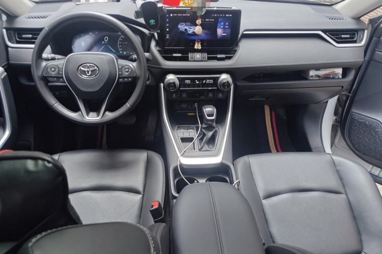 Used Toyota RAV4 2023 2.0L CVT Two-Wheel Drive Fashion Plus Edition Center Console