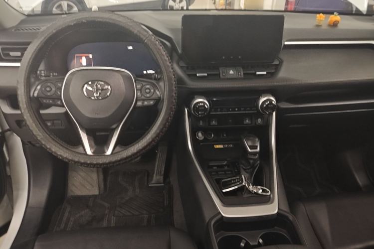 Used Toyota RAV4 2023 2.0L CVT Two-Wheel Drive Fashion Plus Edition Center Console