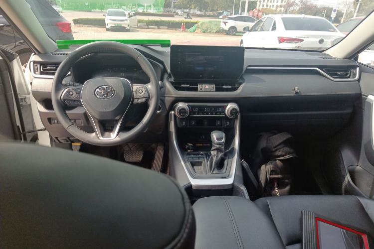 Used Toyota RAV4 2023 2.0L CVT Two-Wheel Drive Fashion Plus Edition Center Console