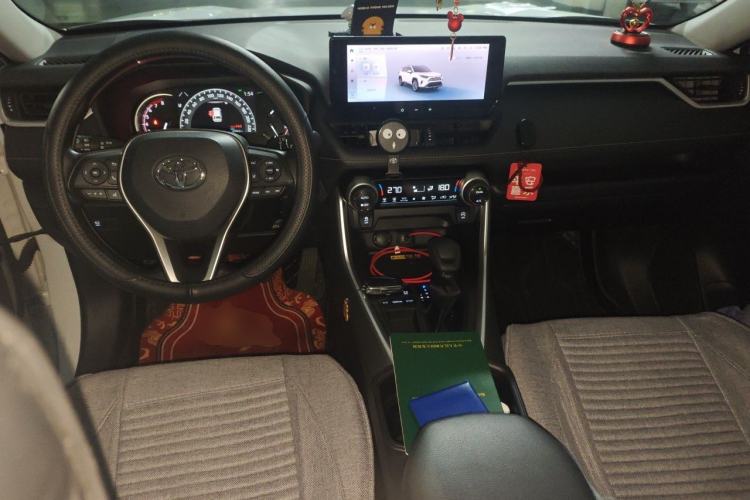 Used Toyota RAV4 2023 2.0L CVT Two-Wheel Drive Fashion Edition Center Console