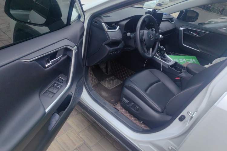Used Toyota RAV4 2023 2.0L CVT Two-Wheel Drive 20th Anniversary Platinum Edition Driver Seat