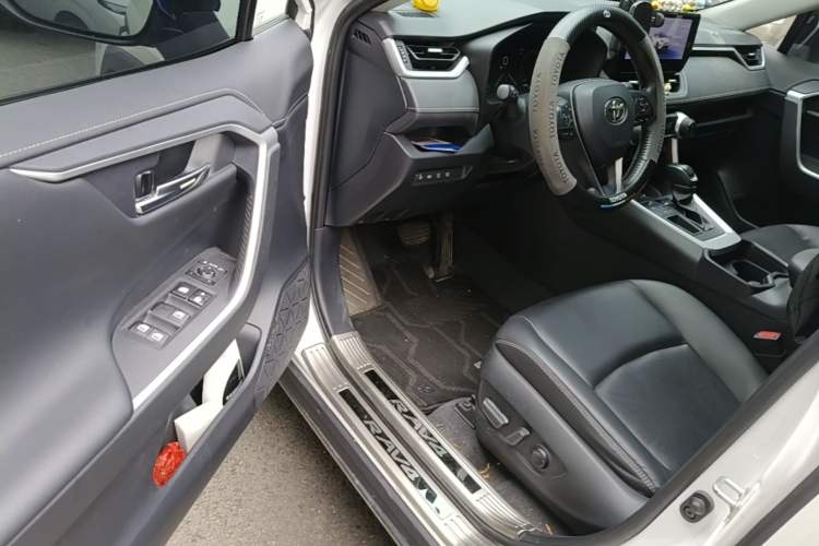 Used Toyota RAV4 2023 2.0L CVT Two-Wheel Drive Fashion Plus Edition Driver Seat
