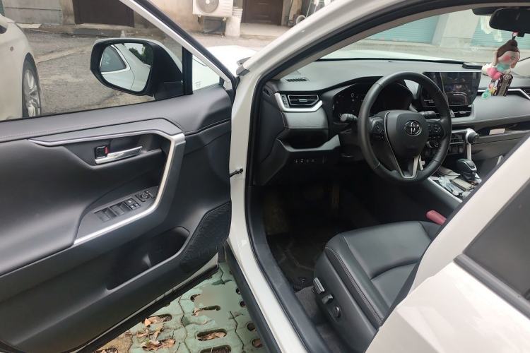 Used Toyota RAV4 2023 2.0L CVT Two-Wheel Drive 20th Anniversary Platinum Edition Driver Seat