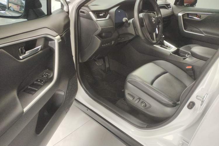 Used Toyota RAV4 2023 2.0L CVT Two-Wheel Drive 20th Anniversary Platinum Edition Driver Seat