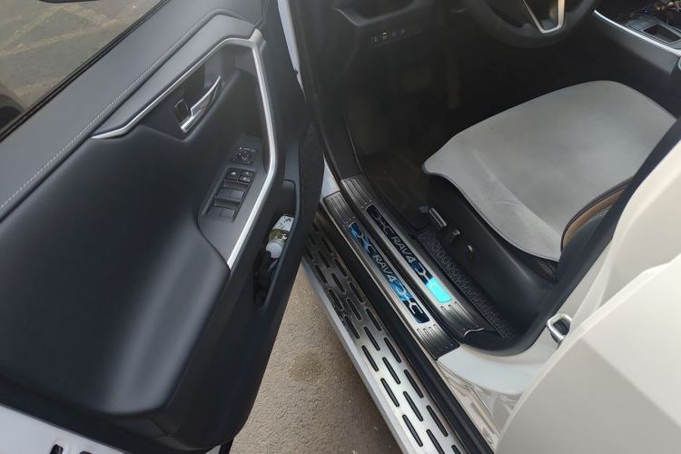 Used Toyota RAV4 2023 2.0L CVT Two-Wheel Drive 20th Anniversary Platinum Edition Driver Seat