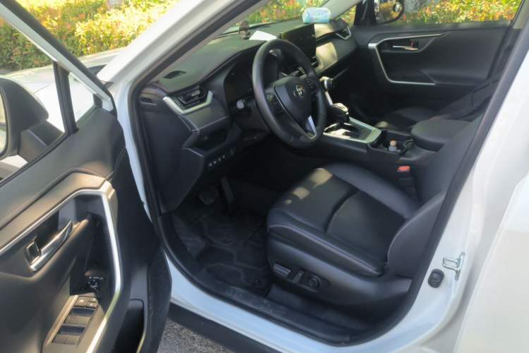Used Toyota RAV4 2023 2.0L CVT Two-Wheel Drive 20th Anniversary Platinum Edition Driver Seat