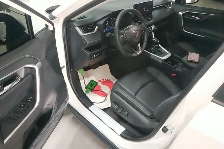Used Toyota RAV4 2023 2.0L CVT Two-Wheel Drive 20th Anniversary Platinum Edition Driver Seat