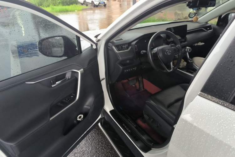 Used Toyota RAV4 2023 2.0L CVT Two-Wheel Drive 20th Anniversary Platinum Edition Driver Seat