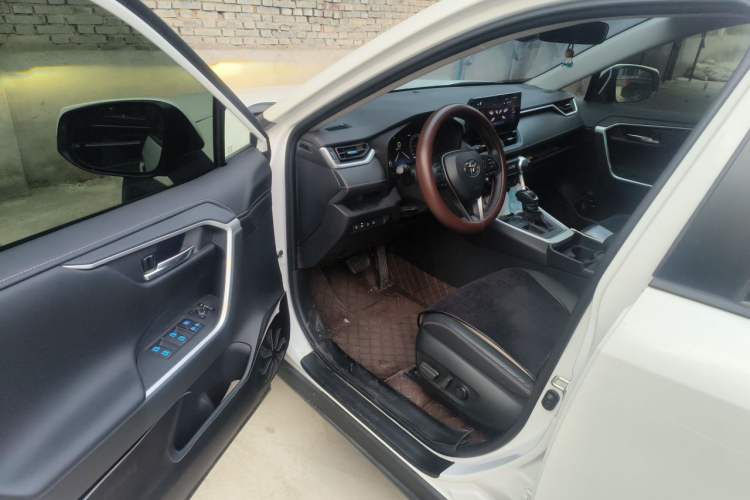 Used Toyota RAV4 2023 2.0L CVT Two-Wheel Drive Fashion Plus Edition Driver Seat