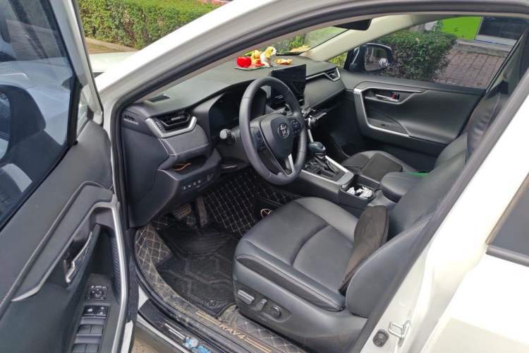 Used Toyota RAV4 2023 2.0L CVT Two-Wheel Drive 20th Anniversary Platinum Edition Driver Seat