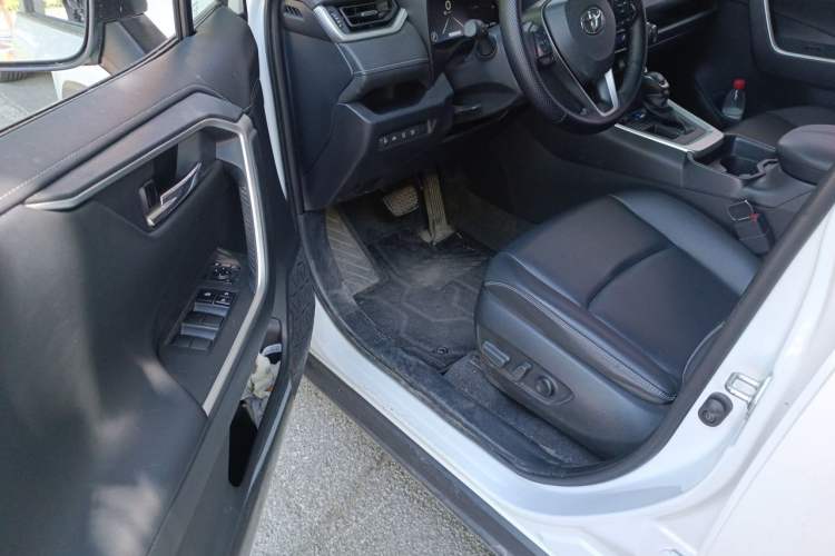 Used Toyota RAV4 2023 2.0L CVT Two-Wheel Drive 20th Anniversary Platinum Edition Driver Seat