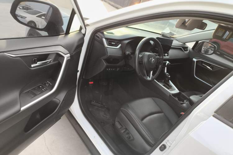 Used Toyota RAV4 2023 2.0L CVT Two-Wheel Drive Fashion Plus Edition Driver Seat