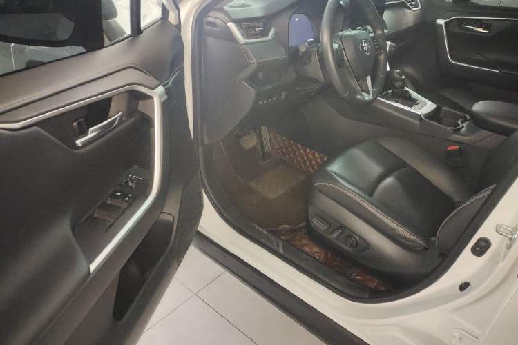Used Toyota RAV4 2023 2.0L CVT Two-Wheel Drive Fashion Plus Edition Driver Seat